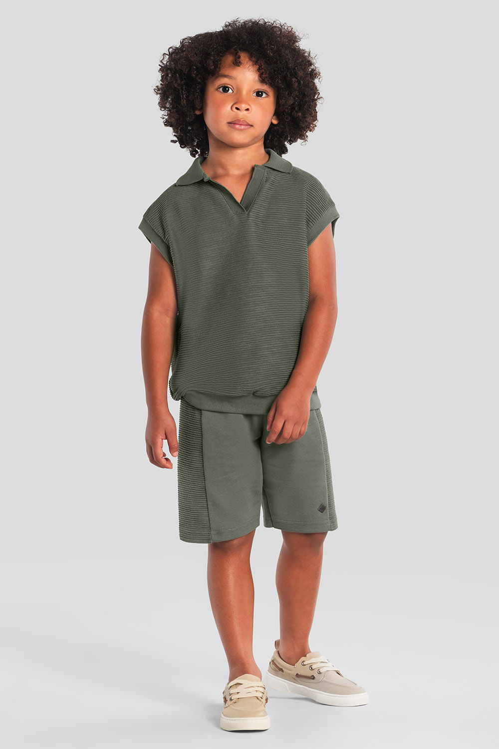 Conjunto infantil menino em relevo Mundi